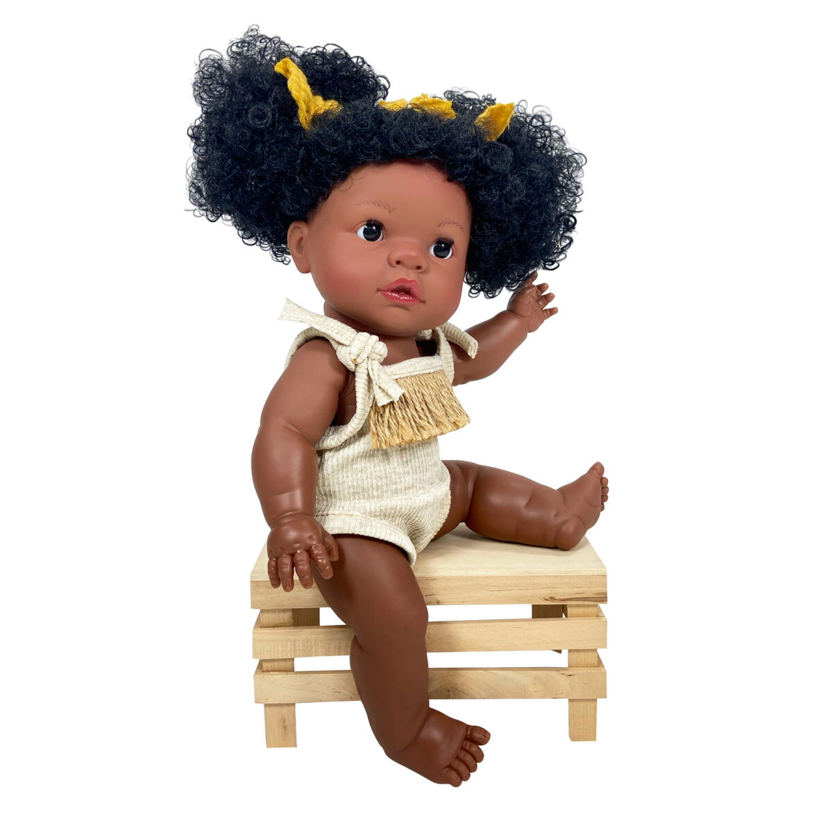 Papusa Nines D’Onil, Joy Afro, cu fundite galbene, cu miros de vanilie, 37 cm