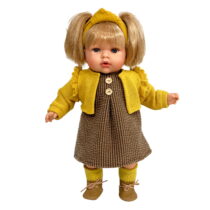Papusa Nines D’Onil, Tita, cu parul blond, cu haine de toamna, cu miros de vanilie, 45 cm