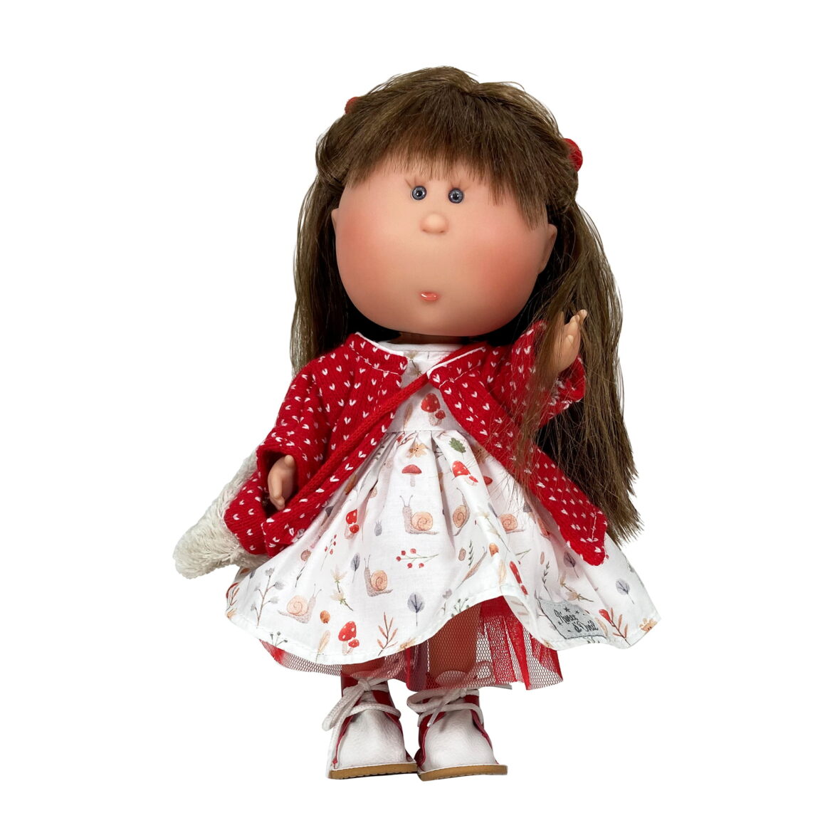Papusa Nines D’Onil, Mia, cu parul saten si palton rosu, cu articulatii, cu miros de vanilie, 30 cm
