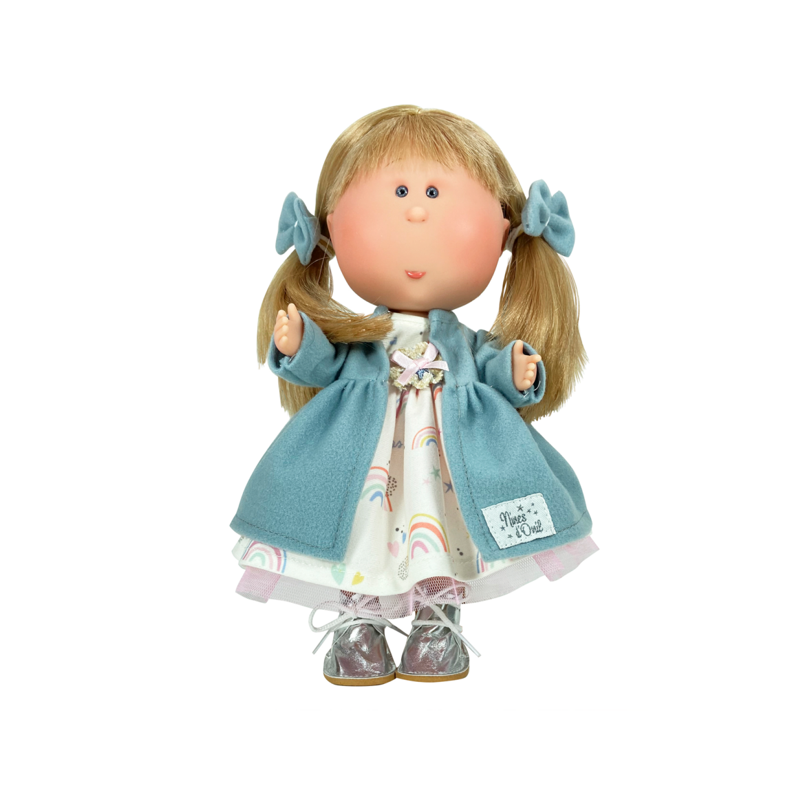 Papusa Nines D’Onil, Mia, cu parul blond si funde albastre, cu articulatii, cu miros de vanilie, 30 cm