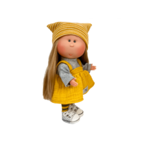 Papusa Nines D’Onil, Mia, cu parul blond si fes galben, cu articulatii, cu miros de vanilie, 30 cm