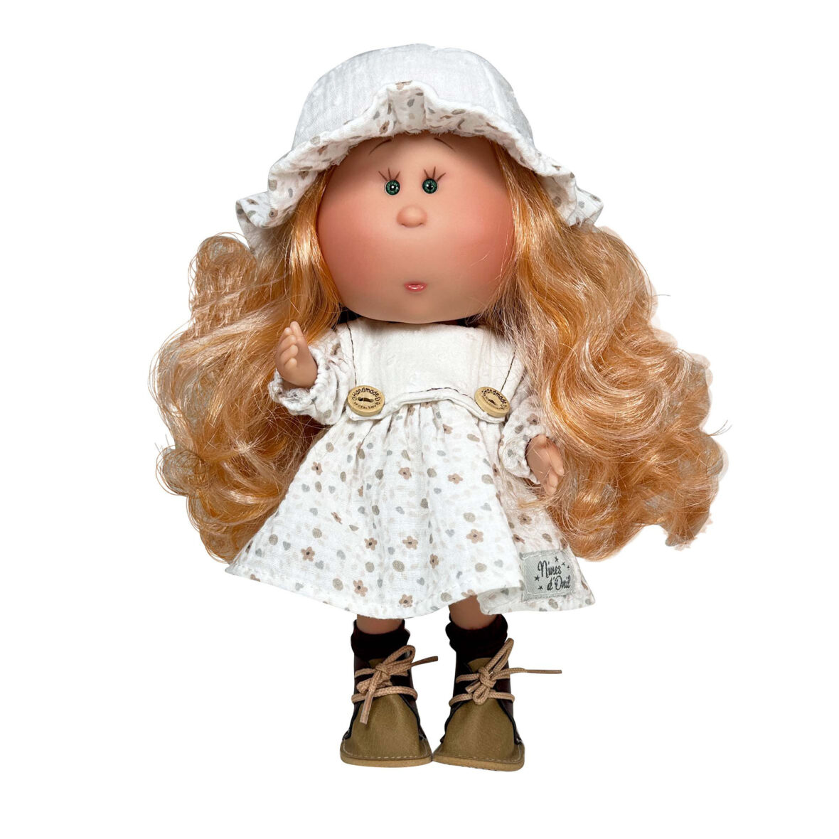 Papusa Nines D’Onil, Mia, cu parul portocaliu, cu palarie alba, cu articulatii, cu miros de vanilie, 30 cm