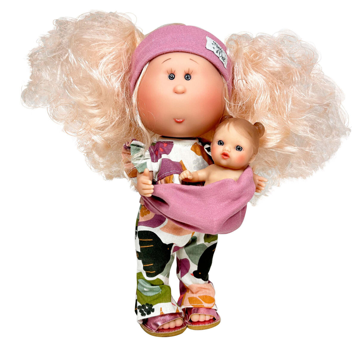Papusa Nines D’Onil, Mia, cu parul blond, cu bebe, cu articulatii, cu miros de vanilie, 30 cm