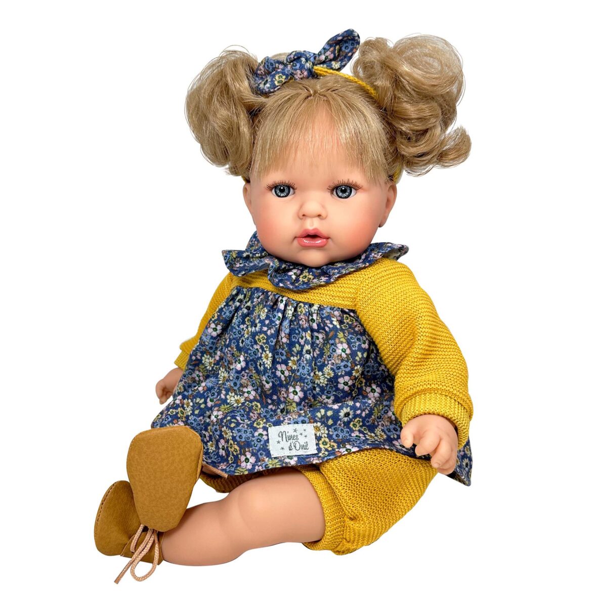Papusa Nines D’Onil, Tita, cu sunete, cu parul blond, cu rochie albastra, cu miros de vanilie, 45 cm