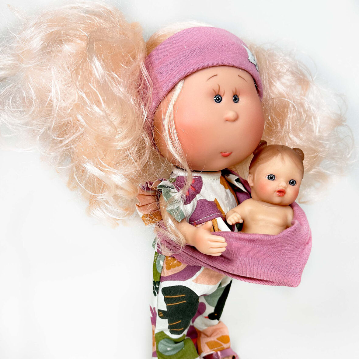 Papusa Nines D’Onil, Mia, cu parul blond, cu bebe, cu articulatii, cu miros de vanilie, 30 cm-3